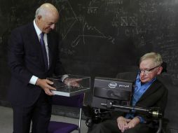 El presidente del BBVA, Francisco González, hace entrega del reconocimiento a Hawking en la Universidad de Cambridge. EFE / D. Leal-Olivas