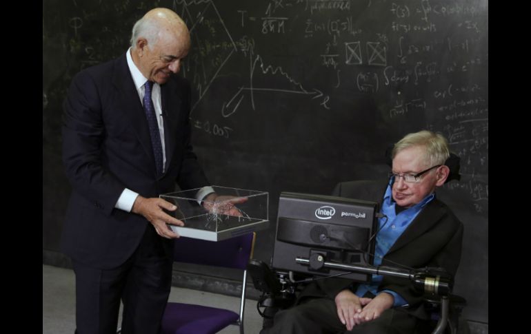 El presidente del BBVA, Francisco González, hace entrega del reconocimiento a Hawking en la Universidad de Cambridge. EFE / D. Leal-Olivas