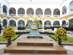 En el acto oficial abundan las rosas amarillas y los remembranzas. AFP / L. Acosta