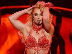 Con un sexy atuendo color rojo, Britney Spears interpretó algunos de sus temas más famosos. AFP / K. Winter