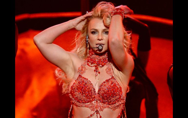 Con un sexy atuendo color rojo, Britney Spears interpretó algunos de sus temas más famosos. AFP / K. Winter