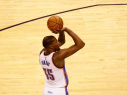 Faltando cinco minutos, ya Durant había logrado 33 puntos y Westbrook 30 con 12 asistencias. AFP / J.P. Carter