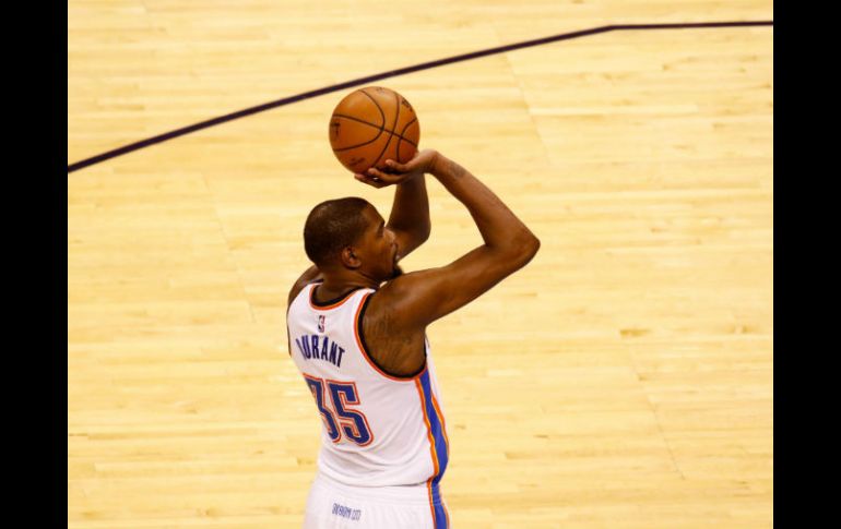 Faltando cinco minutos, ya Durant había logrado 33 puntos y Westbrook 30 con 12 asistencias. AFP / J.P. Carter