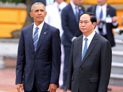 Obama y el presidente de Vietnam, Tran Dai Quang, charlan momentos después de ofrecer una conferencia de prensa. EFE / M. Hoang