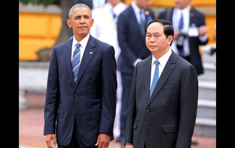 Obama y el presidente de Vietnam, Tran Dai Quang, charlan momentos después de ofrecer una conferencia de prensa. EFE / M. Hoang