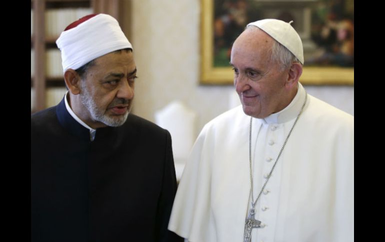 El imán en jefe de Al Azhar, jeque Ahmed el-Tayyib, y el Papa Francisco en el Vaticano. AP / M. Rossi