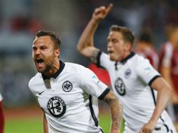 El atacante suizo Haris Seferovic celebra el gol que aseguró la permanencia en el máximo circuito del futbol teutón. AP / M. Schrader