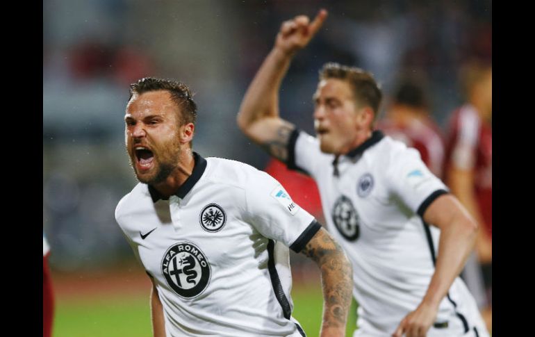 El atacante suizo Haris Seferovic celebra el gol que aseguró la permanencia en el máximo circuito del futbol teutón. AP / M. Schrader