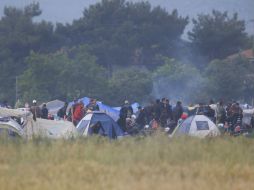 El acceso al campo estuvo restringido durante la evacuación, y periodistas no pudieron avanzar más allá de una valla. AP / D. Bandic