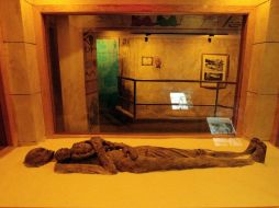 La momia tiene el rostro cubierto por una máscara policromada y realizada en 'cartonage', que es una mezcla de vendas y yeso. EL INFORMADOR / ARCHIVO