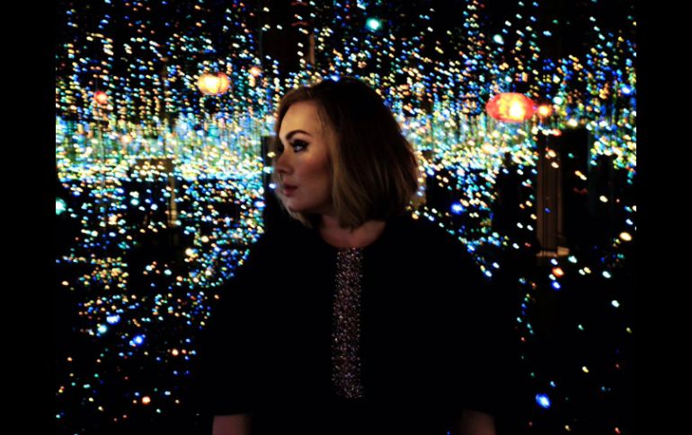 La artista fue la que vendió más discos el año pasado gracias a su tercer álbum '25'. TWITTER / @adele