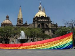 La asociación civil se instaló frente al Congreso para recabar firmas e informar sobre la inciativa de reforma. EL INFORMADOR / E. Barrera