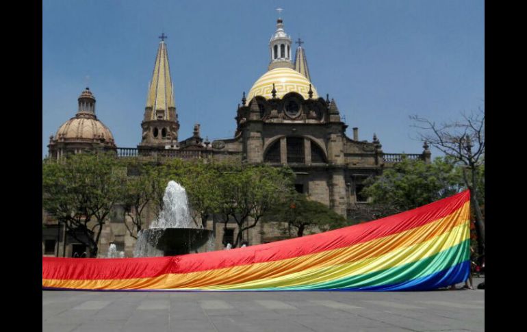 La asociación civil se instaló frente al Congreso para recabar firmas e informar sobre la inciativa de reforma. EL INFORMADOR / E. Barrera