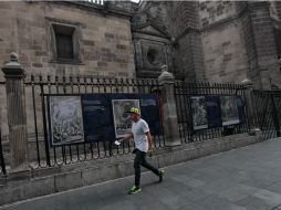 Un transeúnte camina frente a reproducciones que hacen parte de la exposición 'El Quijote. Imágenes y artistas'. EFE / S. Gutiérrez