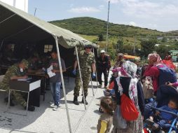 Varios refugiados a su llegada al centro de la ciudad de Oreokastro, Grecia, tras el desalojo del campamento de Idomeni. EFE / K. Papadakis