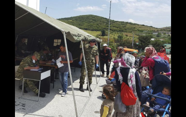 Varios refugiados a su llegada al centro de la ciudad de Oreokastro, Grecia, tras el desalojo del campamento de Idomeni. EFE / K. Papadakis