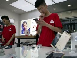 Huawei es actualmente el tercer mayor fabricante de celulares del mundo, tras Apple y Samsung. AP / N. Han Guan