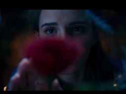 Emma Watson (Bella) es el único personaje que aparece, aunque sólo durante unos segundos. YOUTUBE /  Disney Movie Trailers