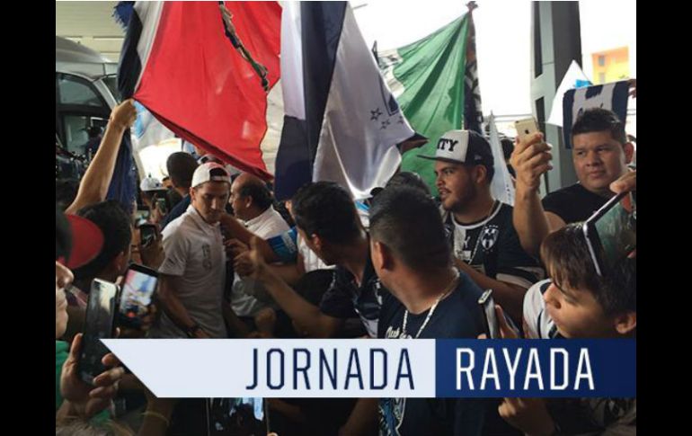 Los futbolistas se limitaron a saludar y conceder algunas fotografías en la terminal aérea. TWITTER / @Rayados