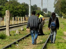 Cuando persisten altas temperaturas los migrantes se exponen a golpes de calor o deshidratación, lo que pone en riesgo su vida. EL INFORMADOR / ARCHIVO