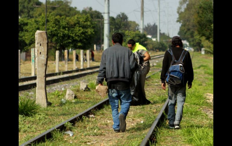 Cuando persisten altas temperaturas los migrantes se exponen a golpes de calor o deshidratación, lo que pone en riesgo su vida. EL INFORMADOR / ARCHIVO