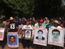 El contingente es encabezado por los papás de los estudiantes, quienes portan fotografías de sus hijos. SUN / G. Pichardo