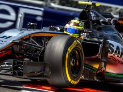 El piloto Sergio Pérez, en el Force India, disfruta el circuito de Mónaco. EFE / S.Suki