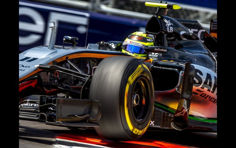 El piloto Sergio Pérez, en el Force India, disfruta el circuito de Mónaco. EFE / S.Suki