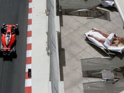 Una mujer observa el auto de Vettel durante la sesión de entrenamiento. AP / C. Paris