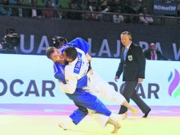 El competidor de Francia, Vicent Limare (azul), proyecta al tatami a su contrincante de Azerbaiyán, Orkhan Safarov. EL INFORMADOR / R. Tamayo