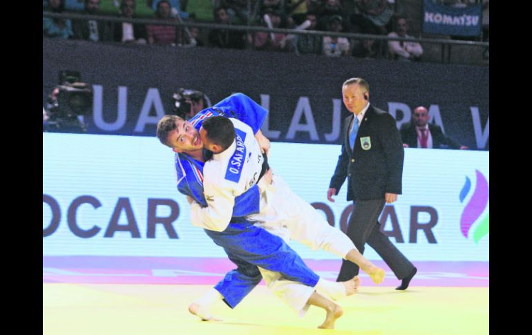 El competidor de Francia, Vicent Limare (azul), proyecta al tatami a su contrincante de Azerbaiyán, Orkhan Safarov. EL INFORMADOR / R. Tamayo