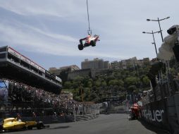 El accidente provoca la bandera roja en pista mientras los operarios del circuito han conseguido retirar el monoplaza. AP / P. David