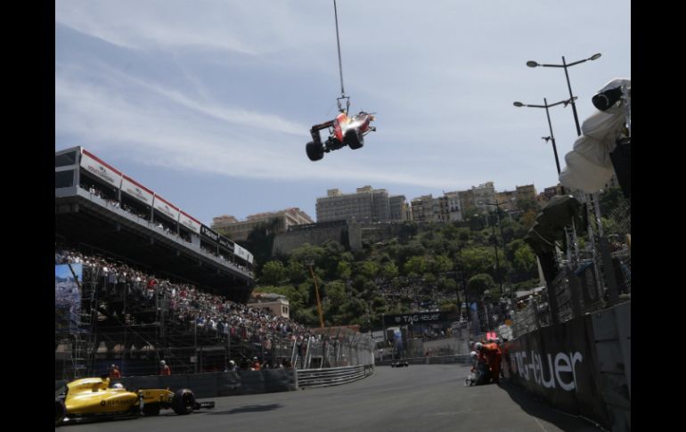 El accidente provoca la bandera roja en pista mientras los operarios del circuito han conseguido retirar el monoplaza. AP / P. David