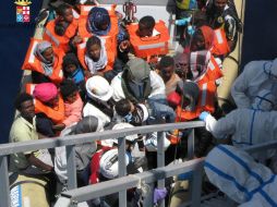 El buen tiempo propicia que numerosos inmigrantes y refugiados se atrevan a cruzar el Mediterráneo por las costas de Italia. EFE / ARCHIVO