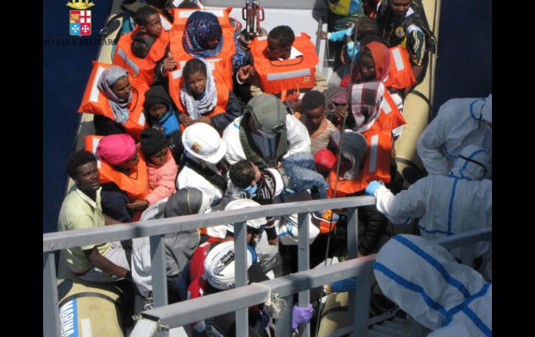 El buen tiempo propicia que numerosos inmigrantes y refugiados se atrevan a cruzar el Mediterráneo por las costas de Italia. EFE / ARCHIVO