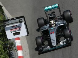 Lewis reconoce que no sabe cuál fue el problema que tuvo su coche al quedarse sin potencia en la Q3. AFP / J. Magnenet