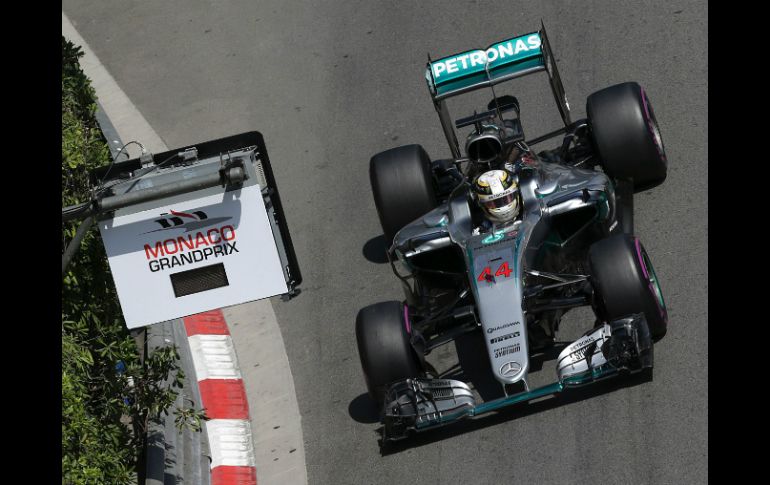 Lewis reconoce que no sabe cuál fue el problema que tuvo su coche al quedarse sin potencia en la Q3. AFP / J. Magnenet