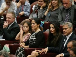 Salma Hayek asiste con su esposo Francois-Henri Pinault y su hija Valentina; George Clooney acompañado de su esposa Amal Clooney. AFP / V. Pinto