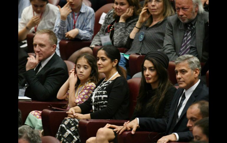 Salma Hayek asiste con su esposo Francois-Henri Pinault y su hija Valentina; George Clooney acompañado de su esposa Amal Clooney. AFP / V. Pinto