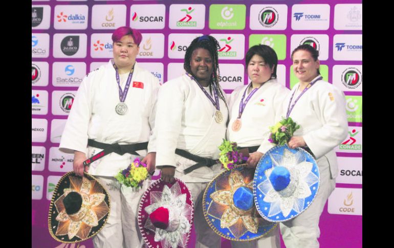 La cubana Idalys Ortiz (segunda de izquierda a derecha) se llevó la medalla de oro del World Judo Masters 2016. EL INFORMADOR / R. Tamayo