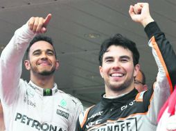 Lewis Hamilton (izq) y Sergio Pérez festejan en el Gran Premio de Mónaco. AFP /