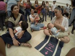 Alrededor de 100 mujeres amamantaron en solidaridad con una mamá que fue retirada del centro comercial por alimentar a su bebé.  /