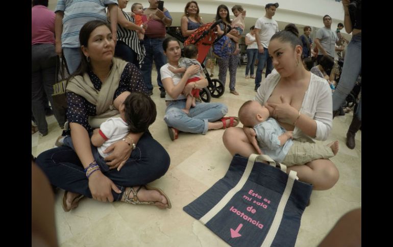 Alrededor de 100 mujeres amamantaron en solidaridad con una mamá que fue retirada del centro comercial por alimentar a su bebé.  /