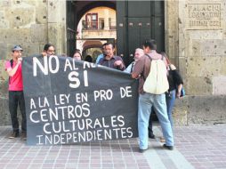 Ayer a mediodía el movimiento “SÍ a los Centros Culturales” se instaló a las puertas del Congreso del Estado. EL INFORMADOR / A. Hinojosa