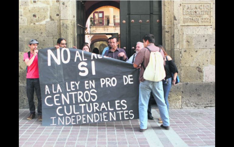 Ayer a mediodía el movimiento “SÍ a los Centros Culturales” se instaló a las puertas del Congreso del Estado. EL INFORMADOR / A. Hinojosa