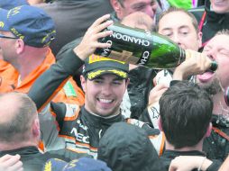 Festejo. Sergio Pérez celebra su podio obtenido el domingo en el Gran Premio de Mónaco. EFE / V. Xhemaj