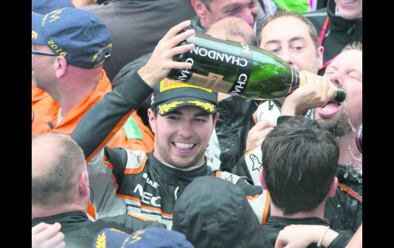 Festejo. Sergio Pérez celebra su podio obtenido el domingo en el Gran Premio de Mónaco. EFE / V. Xhemaj