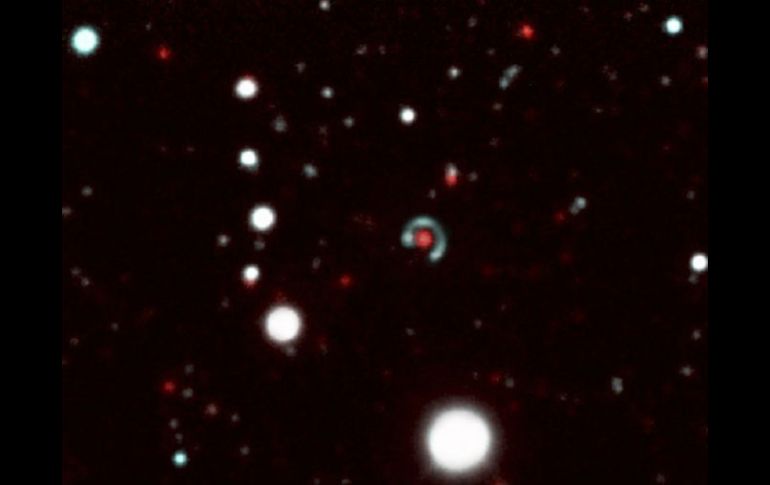 Un ''anillo de Einstein'' es una imagen de una galaxia lejana distorsionada por la deformación de los rayos de luz. EFE /