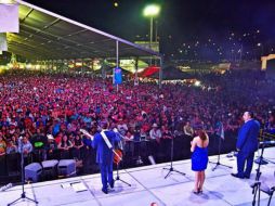 Su nuevo álbum 'De Plaza en Plaza' tendrá por invitados tallas internacional como: Pepe Aguilar y Miguel Bosé, entre otros. TWITTER / @angelesazulesmx