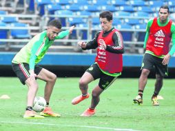 Diego Reyes controla el balón ante la marca de Javier Hernández, en el entrenamiento en el Qualcomm, San Diego. MEXSPORT /